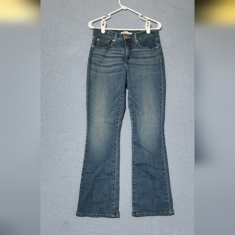 Signature by Levi Strauss Total Shaping Boot Cut Jeans. 29/32
